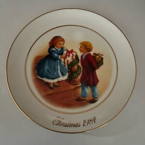 Vintage Avon Christmas Memories Plate 1984 with Gold Accents